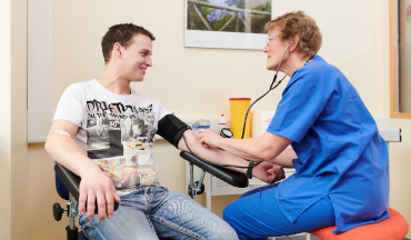 Ambulante Onkologie: Bei einem Patienten wird der Blutdruck gemessen