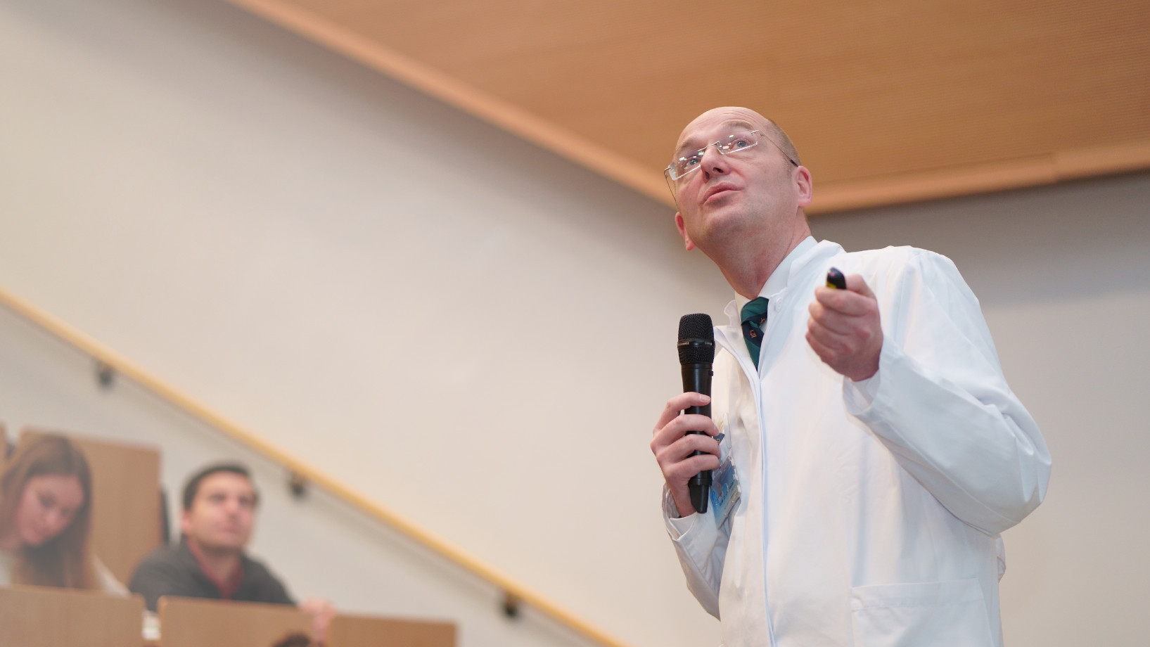 Prof. Wulf von der Klinik für Hämatologie und Onkologie hält eine Vorlesung
